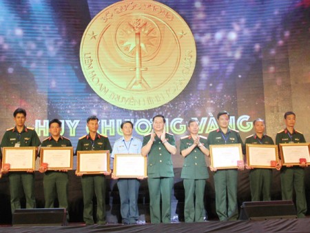 Ban Tổ chức trao tặng Huy chương Vàng các đơn vị xuất sắc.