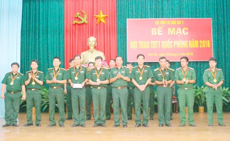 Thiếu tướng Hoàng Hữu Thế, Chủ nhiệm Chính trị Quân khu trao Huy chương tặng các vận động viên đạt thành tích cao trong thi đấu.