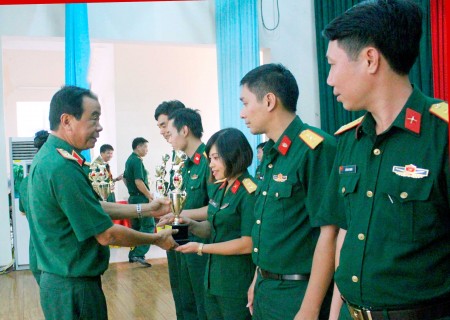 Đồng chí Chủ nhiệm Chính trị Quân khu trao Cup tặng các vận động viên giành giải cao trong thi đấu.