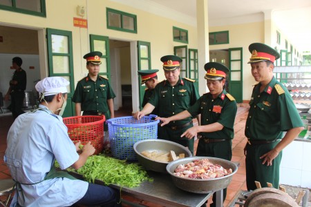 Ban Tổ chức Hội thi tham quan công tác chế biến tại bếp ăn Tiểu đoàn 2, Lữ đoàn 604.