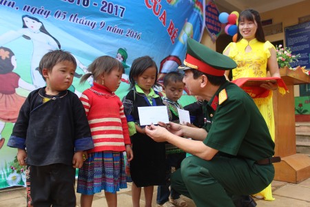 Đại diện Bộ CHQS tỉnh Yên Bái trao học bổng tặng các cháu học sinh Trường mầm non La Pán Tẩn.