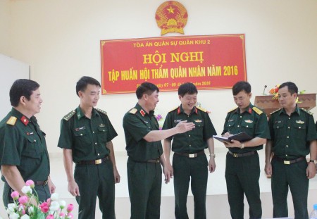 Đồng chí Phó Chính ủy và Phó Chủ nhiệm Chính trị Quân khu trao đổi thân mật với các học viên lớp tập huấn.