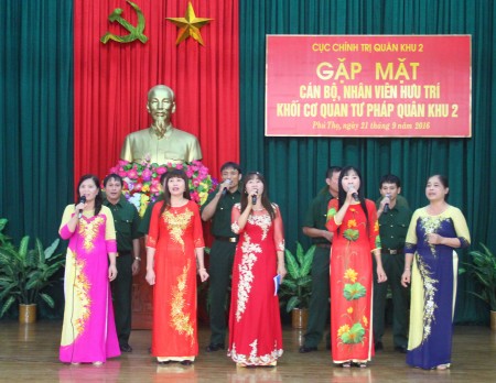 Đội văn nghệ Chi hội Cựu chiến binh khu 1A, phường Vân Phú biểu diễn chào mừng gặp mặt.