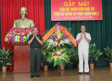 Thiếu tướng Nguyễn Văn Khánh, Viện trưởng Viện Kiểm sát quân sự Trung ương tặng hoa chúc mừng.