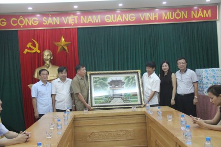 Lãnh đạo Phòng Tài chính Bộ Tư lệnh Thủ đô tặng bức tranh lưu niệm cho Phòng Tài chính Quân khu.