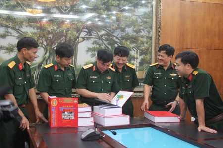 Thiếu tướng Phạm Đức Duyên và thành viên Ban Tổ chức thẩm định các tác phẩm được giải cao.