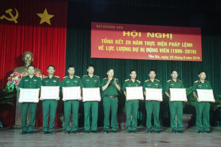 Đồng chí Sư đoàn trưởng trao thưởng cho các tập thể đạt thành tích xuất sắc.