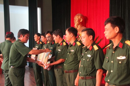 Đồng chí Chính ủy Sư đoàn trao thưởng cho các tập thể đạt thành tích xuất sắc.