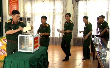 Đồng chí Phó Tư lệnh Quân khu và lãnh đạo, chỉ huy Bộ CHQS tỉnh Phú Thọ quyên góp ủng hộ quỹ vì người nghèo của tỉnh.