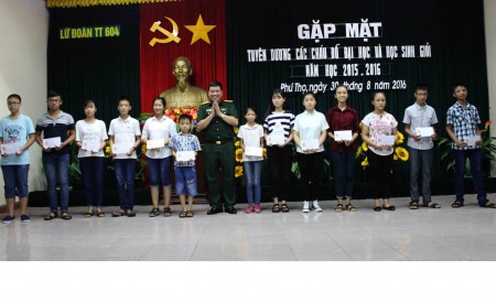 Đại tá Dương Quang Trung, Chính ủy Lữ đoàn tặng quà động viên các cháu học sinh có thành tích trong năm học 2015-2016.