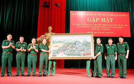 Thủ trưởng Bộ Tư lệnh Quân khu 2 trao tặng Thủ trưởng Bộ Tư lệnh Thủ đô Hà Nội bức tranh đá khắc họa đặc trưng 9 tỉnh Tây Bắc.