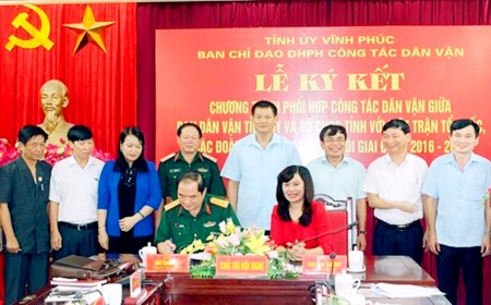 Thủ trưởng Cục Chính trị Quân khu và lãnh đạo tỉnh Vĩnh Phúc chứng kiến  ký kết phối hợp hoạt động.