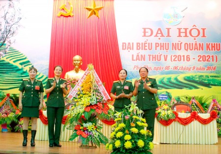 Đại tá Bùi Thị Lan Phương, Trưởng ban phụ nữ Quân đội tặng hoa chúc mừng Đại hội.