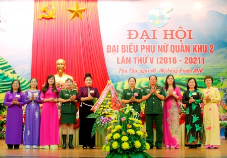 Đại diện Hội Liên hiệp phụ nữ 9 tỉnh trên địa bàn Quân khu tặng hoa chúc mừng Đại hội.