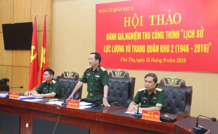 Thiếu tướng Trịnh Văn Quyết, Bí thư Đảng ủy, Chính ủy Quân khu phát biểu tại buổi Hội thảo.