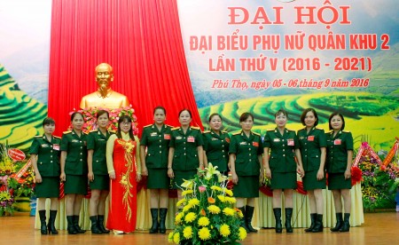Đoàn đại biểu được Đại hội bầu đi dự Đại hội đại biểu Phụ nữ Quân đội lần thứ VI ra mắt Đại hội.