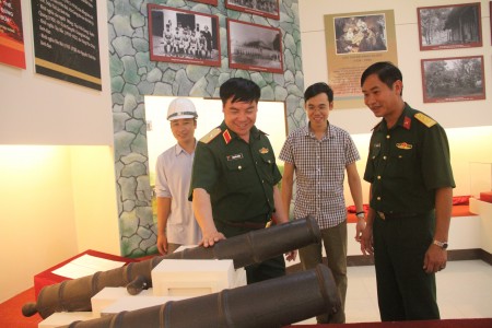 Thiếu tướng Phạm Đức Duyên, Ủy viên Ban Thường vụ Đảng ủy, Phó Chính ủy Quân khu kiểm tra trưng bày bên trong Bảo tàng Quân khu.