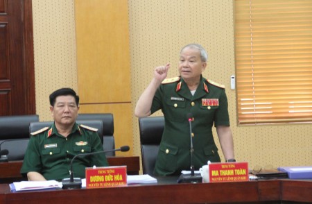 Trung tướng Ma Thanh Toàn, nguyên UVT.Ư Đảng, nguyên Tư lệnh Quân khu phát biểu tại hội thảo.