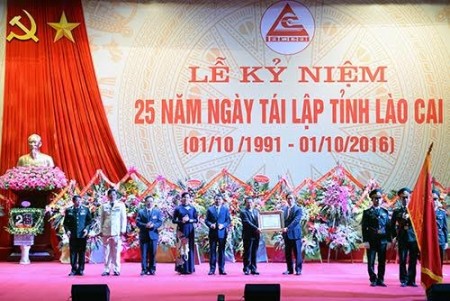 Cán bộ, nhân dân tỉnh Lào Cai đón nhận Huân chương Lao động hạng Nhất. 