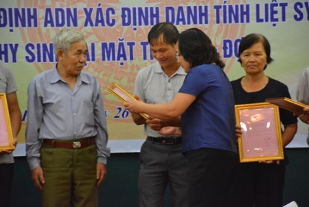 Đại diện Tổng công ty Thăm dò Khai thác dầu khí (PVEP)-đơn vị đồng hành với chương trình-trao kết quả giám định ADN tới thân nhân liệt sĩ.  