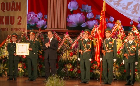 Thay mặt Đảng, Nhà nước, Chủ tịch nước Trần Đại Quang trao Huân chương Quân công hạng Nhất tặng LLVT Quân khu.