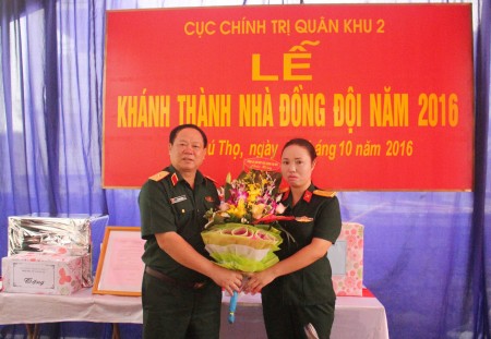 Thiếu tướng Vũ Sơn Hoàng, Phó Chủ nhiệm Chính trị Quân khu trao Quyết định tặng nhà đồng đội và chúc mừng Trung úy QNCN Đặng Thanh Thùy.