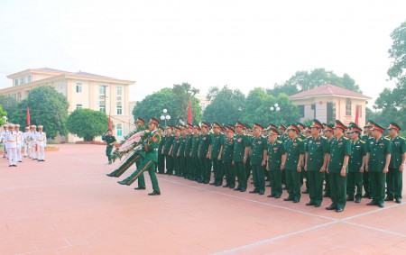 Các đại biểu tham dự Lễ Kỷ niệm dâng hương tưởng niệm Chủ tịch Hồ Chí Minh tại khu di tích Chủ tịch Hồ Chí Minh trong khuôn viên Quân khu.