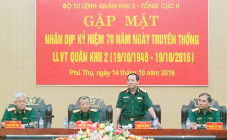 Thiếu tướng Trịnh Văn Quyết, Chính uỷ Quân khu phát biểu tại buổi gặp mặt và trao đổi kinh nghiệm.
