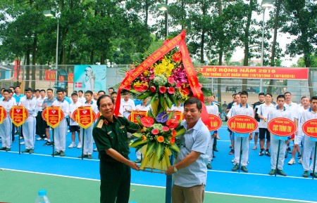 Thiếu tướng Bùi Trọng Quỳnh, Phó Tư lệnh, Tham mưu trưởng Bộ Tư lệnh Thủ đô Hà Nội (bên phải) tặng hoa chúc mừng tại giải thi đấu.
