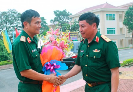 Thiếu tướng Phạm Đức Duyên, Phó Chính ủy Quân khu tặng hoa và Thiếu tướng Đỗ Thanh Bình, Tư lệnh Binh chủng Đặc công.