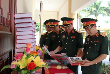 Thiếu tướng Phạm Đức Duyên, Ủy viên Thường vụ Đảng ủy, Phó Chính ủy Quân khu (thứ 2 bên phải sang) và các đại biểu tham quan các sản phẩm báo chí, xuất bản của Quân khu trong dịp kỷ niệm 70 năm Ngày truyền thống LLVT Quân khu.
