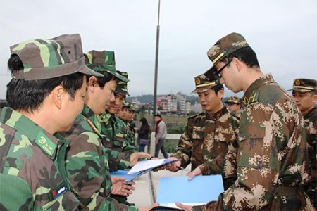Cán bộ, chiến sĩ BĐBP tỉnh Lào Cai và lực lượng bảo vệ biên giới phía Trung Quốc ký kết biên bản kết thúc buổi tuần tra liên hợp. 