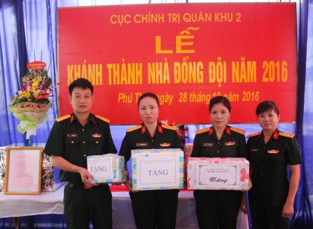 Đại diện Ban Hành chính, Hội Phụ nữ cơ quan Cục Chính trị tặng quà Trung úy QNCN Đặng Thanh Thùy.