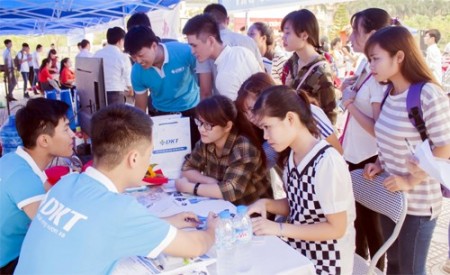 Đông đảo sinh viên tham dự “Ngày hội việc làm ICTU2016” vừa được tổ chức tại Thái Nguyên. Ảnh: TTXVN 