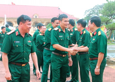 Thủ trưởng Bộ Tư lệnh Quân khu và các cơ quan Quân khu đón đoàn công tác.
