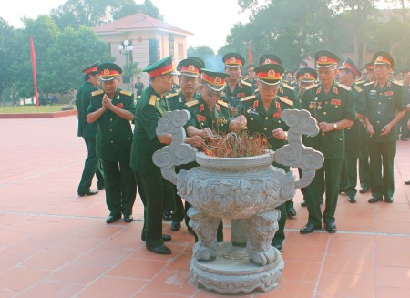 Các thế hệ cán bộ, chiến sĩ Bộ Tham mưu Quân khu thắp hương tưởng niệm Chủ tịch Hồ Chí Minh.
