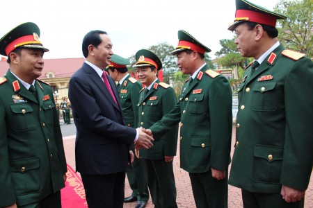 Thủ trưởng Bộ Tư lệnh Quân khu và các cơ quan Quân khu đón Chủ tịch nước.