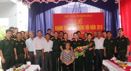 Thủ trưởng Cục Chính trị và đại diện các phòng, ban cơ quan Cục Chính trị tặng quà gia đình Trung úy QNCN Đặng Thanh Thùy.