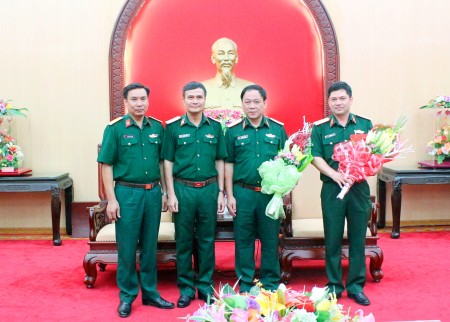 Đoàn công tác Binh chủng Đặc công tặng hoa chúc mừng Thiếu tướng Hoàng Ngọc Dũng và Thiếu tướng Nguyễn Hồng Thái, Phó Tư lệnh Quân khu.