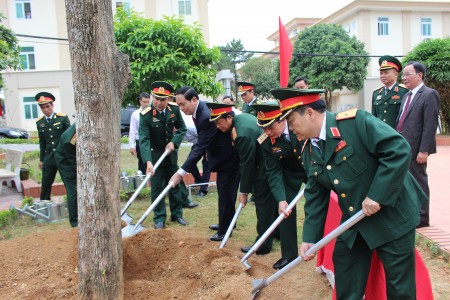 Chủ tịch nước và các đồng chí lãnh đạo Đảng, Nhà nước, Quốc hội, Bộ Quốc phòng, Bộ Tư lệnh Quân khu trồng cây lưu niệm tại Khu di tích Chủ tịch Hồ Chí Minh.