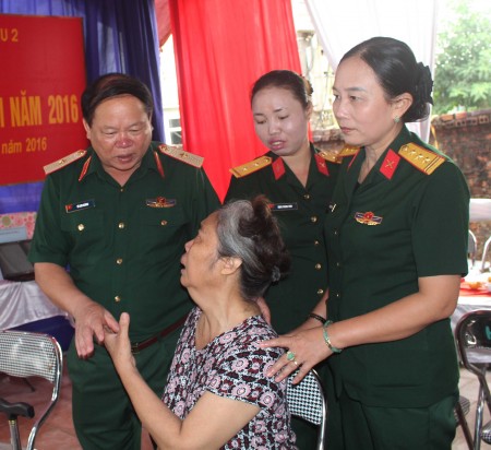 Thiếu tướng Vũ Sơn Hoàng ân cần hỏi thăm sức khỏe, động viên mẹ Trung úy QNCN Đặng Thanh Thùy.