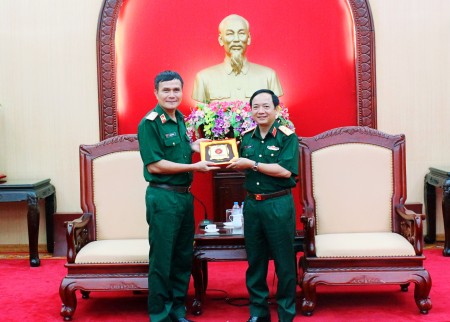 Thiếu tướng Đỗ Thanh Bình trao lôgô Binh chủng Đặc công tặng Thiếu tướng Trịnh Văn Quyết, Chính ủy Quân khu.