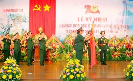 Thừa ủy quyền của Chủ tịch nước, Thượng tướng Võ Văn Tuấn, Phó Tổng tham mưu trưởng Quân đội nhân dân Việt Nam gắn Huân chương Bảo vệ Tổ quốc hạng Nhất lên Quân kỳ Quyết thắng của đơn vị. 