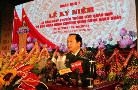  Thiếu tướng Trịnh Văn Quyết, Bí thư Đảng ủy, Chính ủy Quân khu đọc diễn văn kỷ niệm.