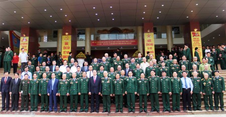 Chủ tịch nước Trần Đại Quang và lãnh đạo Đảng, Nhà nước, Quốc hội chụp ảnh lưu niệm với các đại biểu dự kỷ niệm 70 năm Ngày truyền thống LLVT Quân khu.
