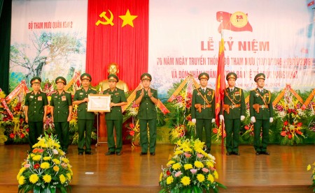 Thừa ủy quyền của Chủ tịch nước, Thượng tướng Võ Văn Tuấn, Phó Tổng tham mưu trưởng Quân đội nhân dân Việt Nam trao Huân chương Bảo vệ Tổ quốc hạng Nhất tặng Bộ Tham mưu Quân khu.