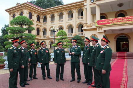 Đồng chí Trung tướng Phan Văn Giang, Ủy viên Trung ương Đảng, Ủy viên Thường vụ Quân ủy Trung ương, Thứ trưởng Bộ Quốc phòng, Tổng Tham mưu trưởng Quân đội nhân dân Việt Nam (thứ 4 bên phải sang) trò chuyện với các đại biểu dự kỷ niệm.