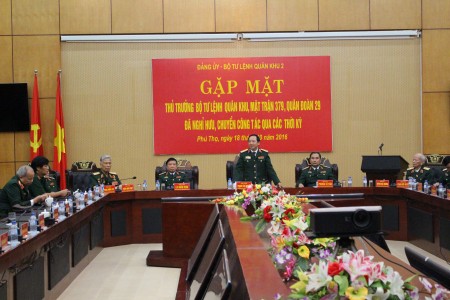 Thiếu tướng Trịnh Văn Quyết, Bí thư Đảng ủy, Chính ủy Quân khu phát biểu tại buổi gặp mặt.