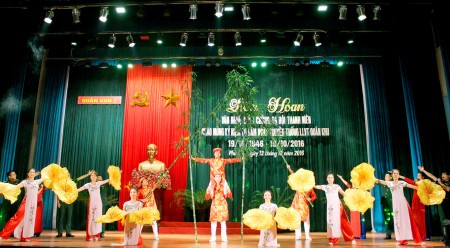 Màn hát, múa “Rạng rỡ Việt Nam” do Đội văn nghệ Cục Chính trị Quân khu biểu diễn.
