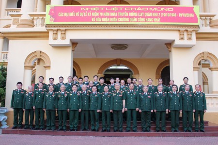 Thủ trưởng Bộ Tư lệnh Quân khu và các đại biểu chụp ảnh lưu niệm.